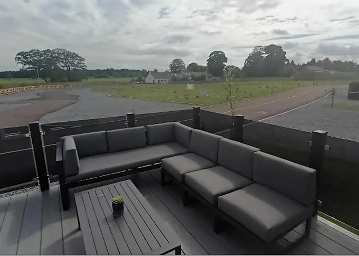 3-Bed Lodge Sleeps 6 - Private Hot Tub - Resort